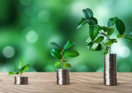 小銭から植物が生える様子。資産運用、お金を育てるイメージ。