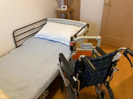介護用ベッドと車椅子