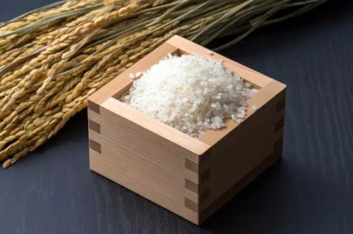 枡に入った白米と稲穂